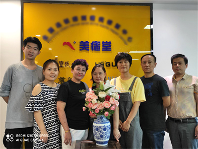 来自新疆的美痣堂加盟商在公司培训学习